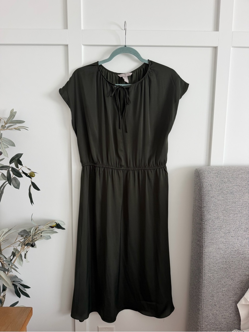 Women's H&M Olive Green Tie-Neck Dress
